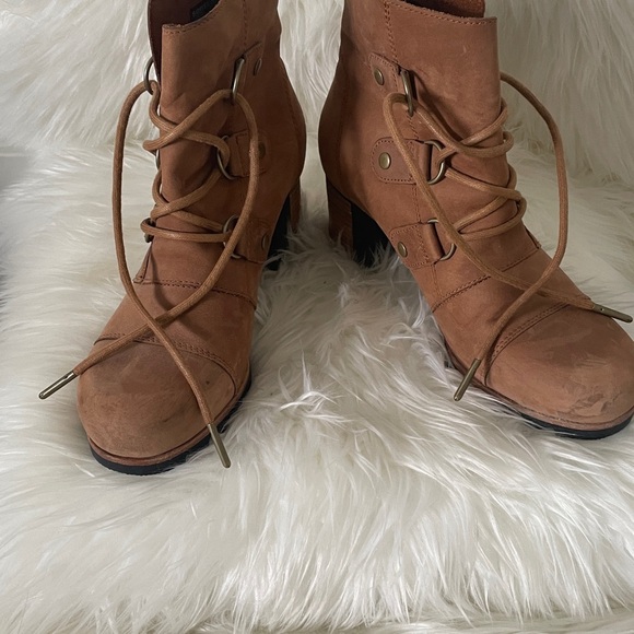 Sorel lace up boots 3" heel sz 8.5 - Picture 3 of 7